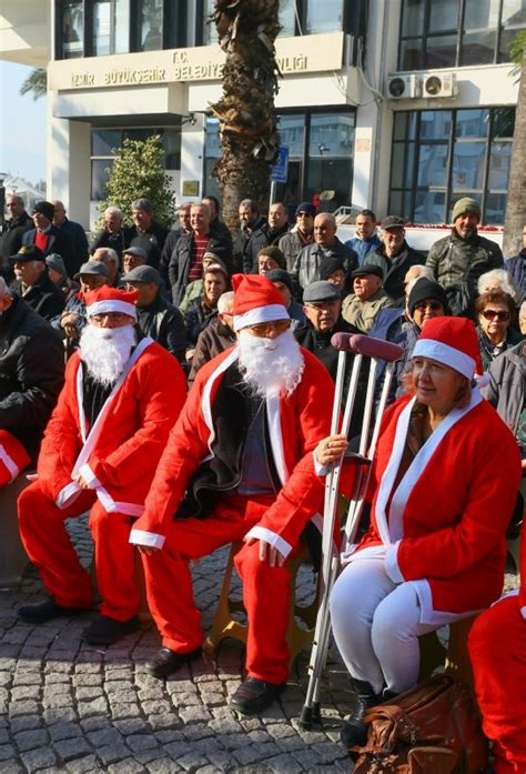 B­a­l­ç­o­v­a­ ­a­r­s­a­ ­m­a­ğ­d­u­r­l­a­r­ı­n­d­a­n­ ­N­o­e­l­ ­B­a­b­a­ ­k­ı­y­a­f­e­t­l­i­ ­p­r­o­t­e­s­t­o­